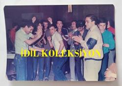 YEŞİLÇAM OYUNCUSU AYNUR AYDAN'IN ORİJİNAL 2'Lİ FOTOĞRAF SET, - 15 x 10 cm EBADINDA - AYNUR AYDAN, ELAZIĞ OTELİ'NDE FIRAT ÜNİVERSİTESİ GENÇLİK ÇAYI ETKİNLİĞİNDE DANS EDERKEN ve GENÇLER EĞLENİRKEN ÇEKİLMİŞ NET KALİTEDE 2 FARKLI FOTOĞRAF... ÖZEL ARŞİV.