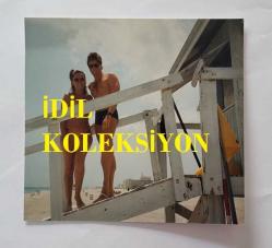 YEŞİLÇAM OYUNCUSU AYNUR AYDAN'IN ORİJİNAL FOTOĞRAFI - 9,5 x 9 cm EBADINDA - AYNUR AYDAN BİKİNİSİYLE POZ VERİRKEN ÇEKİLMİŞ BİR KARE