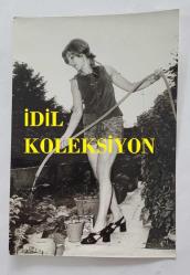 YEŞİLÇAM OYUNCUSU AYNUR AYDAN'IN ORİJİNAL FOTOĞRAFI - 17 x 11,5 cm EBADINDA - AYNUR AYDAN BAHÇEYİ SULARKEN ÇEKİLMİŞ BİR KARE