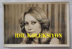 YEŞİLÇAM OYUNCUSU AYNUR AYDAN'IN ORİJİNAL FOTOĞRAFI - 18 x 12 cm EBADINDA - AYNUR AYDAN KADRAJA POZ VERİRKEN YAKINDAN ÇEKİLMİŞ BİR KARE