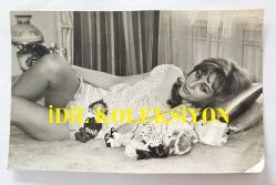 YEŞİLÇAM OYUNCUSU AYNUR AYDAN'IN ORİJİNAL FOTOĞRAFI - 16,5 x 10,5 cm EBADINDA - AYNUR AYDAN,YATAĞINA UZANIP OYUNCAK BEBEKLERİNİ SEYREDERKEN ÇEKİLMİŞ ÖZEL BİR KARE