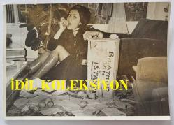 YEŞİLÇAM OYUNCUSU AYNUR AYDAN'IN ORİJİNAL FOTOĞRAFI - 16 x 11 cm EBADINDA - AYNUR AYDAN,HALIYA OTURUP LİMON EMERKEN ÇEKİLMİŞ BİR KARE