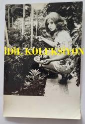 YEŞİLÇAM OYUNCUSU AYNUR AYDAN'IN ORİJİNAL FOTOĞRAFI - 18 x 12 cm EBADINDA - AYNUR AYDAN, BAHÇEDEN DOMATES TOPLARKEN ÇEKİLMİŞ BİR KARE