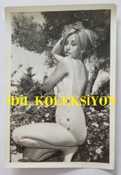 YEŞİLÇAM OYUNCUSU AYNUR AYDAN'IN ORİJİNAL FOTOĞRAFI - 18 x 12 cm EBADINDA - AYNUR AYDAN, MAYOLU OLARAK POZ VERİRKEN ÇEKİLMİŞ BİR KARE