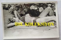 YEŞİLÇAM OYUNCUSU AYNUR AYDAN'IN ORİJİNAL FOTOĞRAFI - 18 x 12 cm EBADINDA - AYNUR AYDAN, BİKİNİSİYLE YERE UZANIP POZ VERİRKEN ÇEKİLMİŞ BİR KARE