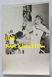 YEŞİLÇAM OYUNCUSU AYNUR AYDAN'IN ORİJİNAL FOTOĞRAFI - 18 x 12 cm EBADINDA - AYNUR AYDAN, VİSKİ İÇİP POZ VERİRKEN ÇEKİLMİŞ BİR KARE