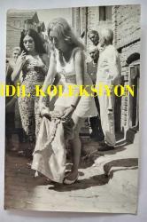 YEŞİLÇAM OYUNCUSU AYNUR AYDAN'IN ORİJİNAL FOTOĞRAFI - 18 x 12 cm EBADINDA - AYNUR AYDAN ETEK GİYERKEN ÇEKİLMİŞ BİR KARE