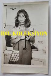 YEŞİLÇAM OYUNCUSU AYNUR AYDAN'IN ORİJİNAL FOTOĞRAFI - 18 x 12 cm EBADINDA - AYNUR AYDAN MUTFAKTA MEYVE SOYARKEN ÇEKİLMİŞ BİR KARE