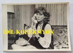 YEŞİLÇAM OYUNCUSU AYNUR AYDAN'IN ORİJİNAL FOTOĞRAFI - 18 x 12 cm EBADINDA - AYNUR AYDAN TELEFON GÖRÜŞMESİ YAPARKEN ÇEKİLMİŞ BİR KARE