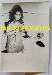 YEŞİLÇAM OYUNCUSU AYNUR AYDAN'IN ORİJİNAL FOTOĞRAFI - 18 x 12 cm EBADINDA - AYNUR AYDAN MUTFAKTA MEYVE SOYARKEN ÇEKİLMİŞ BİR KARE