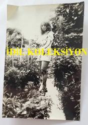 YEŞİLÇAM OYUNCUSU AYNUR AYDAN'IN ORİJİNAL FOTOĞRAFI - 18 x 12 cm EBADINDA - AYNUR AYDAN BAHÇESİNDEN TOPLADIĞI SEBZELERİ GÖSTERİRKEN ÇEKİLMİŞ BİR KARE