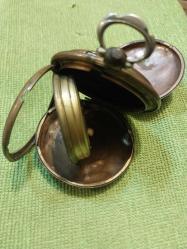 Prior Cep Saati, PRIOR CEP SAATİ.. SARAYA VE OSMANLI ZENGİNLERİNE LÜKS SAATLER ÜRETMESİYLE BİLİNEN LONDRA’DAKİ ÜNLÜ SAATÇİ GEORGE PRIOR’DAN 1830’LU YILLARDA İŞİ DEVRALAN OĞLU EDWARD PRIOR’UN  1860’LI YILLARDA ÜRETTİĞİ 4 KASALI CEP SAATİ…HALİYLE...ZİNCİRİ KOPUK, BİR YELKOVAN EKSİK,  SAAT 3 YÖNÜNDE ATIK VAR.. ARKA MEKANIZMA DA ELMAS TAŞI DURUYOR.. ZİNCİRİ DEĞİŞİNCE ÇALIŞACAK VAZİYETTE, MEKANIZMA BAKIMLI..