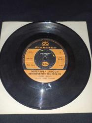 Muzaffer Akgün - Sen Nerdeysen Ben Ordayım / Ne Var Bunda Darılacak 45'lik Nadir Plak