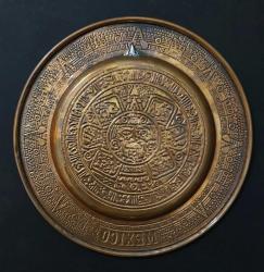 Meksika, Maya Takvimi Temalı Bakır Levha Tabak/Mexico. 1998. Renkli Mineli, Mükemmel Meksika (Antik Maya) Sanatı. El İşçiliği İle Boyama. Ayakta Sergilemeye Uygundur. Cu/Bakır (16,3 cm)