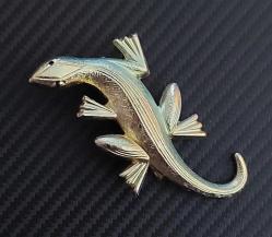 Uzak Doğu, Kertenkele Temalı Broş. Minik, Sevimli Bir Tasarım. Altın Tonlu Dokulu Metal Gövde. Sırtı Yeşil Degrade Olarak Renklendirilmiş Olup, Gözleri Minik Kırmızı Taşla Bezenmiştir. 2000'ler (40x13 mm)