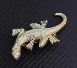 Uzak Doğu, Kertenkele Temalı Broş. Minik, Sevimli Bir Tasarım. Altın Tonlu Dokulu Metal Gövde. Sırtı Yeşil Degrade Olarak Renklendirilmiş Olup, Gözleri Minik Kırmızı Taşla Bezenmiştir. 2000'ler (40x13 mm)