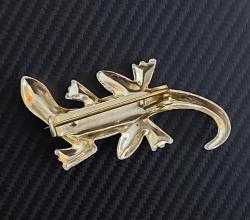 Uzak Doğu, Kertenkele Temalı Broş. Minik, Sevimli Bir Tasarım. Altın Tonlu Dokulu Metal Gövde. Sırtı Yeşil Degrade Olarak Renklendirilmiş Olup, Gözleri Minik Kırmızı Taşla Bezenmiştir. 2000'ler (40x13 mm)