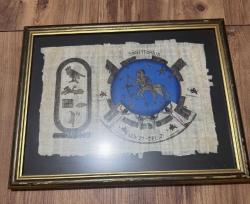 Mısır Temalı Hakiki papirüs bitkisi üzerine yapılmış, Yay burcunu (Sagittarius) ve Mısır hiyerogliflerini içeren dekoratif bir çalışmadır. 44 x 34 cm