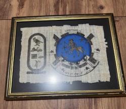 Mısır Temalı Hakiki papirüs bitkisi üzerine yapılmış, Yay burcunu (Sagittarius) ve Mısır hiyerogliflerini içeren dekoratif bir çalışmadır. 44 x 34 cm