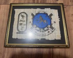 Mısır Temalı Hakiki papirüs bitkisi üzerine yapılmış, Yay burcunu (Sagittarius) ve Mısır hiyerogliflerini içeren dekoratif bir çalışmadır. 44 x 34 cm