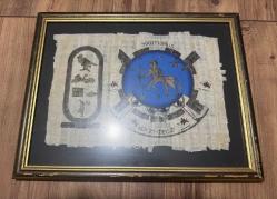 Mısır Temalı Hakiki papirüs bitkisi üzerine yapılmış, Yay burcunu (Sagittarius) ve Mısır hiyerogliflerini içeren dekoratif bir çalışmadır. 44 x 34 cm