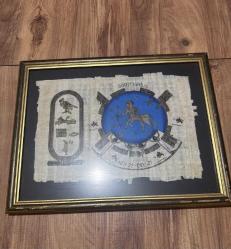 Mısır Temalı Hakiki papirüs bitkisi üzerine yapılmış, Yay burcunu (Sagittarius) ve Mısır hiyerogliflerini içeren dekoratif bir çalışmadır. 44 x 34 cm