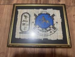 Mısır Temalı Hakiki papirüs bitkisi üzerine yapılmış, Yay burcunu (Sagittarius) ve Mısır hiyerogliflerini içeren dekoratif bir çalışmadır. 44 x 34 cm