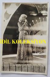 YEŞİLÇAM OYUNCUSU AYNUR AYDAN'IN ORİJİNAL FOTOĞRAFI - 18 x 12 cm EBADINDA - AYNUR AYDAN SAHNEDE ŞARKI OKURKEN ÇEKİLMİŞ BİR KARE