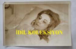 YEŞİLÇAM OYUNCUSU AYNUR AYDAN'IN ORİJİNAL FOTOĞRAFI - 18 x 12 cm EBADINDA - AYNUR AYDAN BURUN AMELİYATI SONRASINDA YATAĞINDA UYURKEN ÇEKİLMİŞ BİR KARE