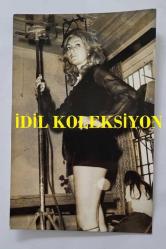 YEŞİLÇAM OYUNCUSU AYNUR AYDAN'IN ORİJİNAL FOTOĞRAFI - 18 x 12 cm EBADINDA - AYNUR AYDAN AYAKTA DURURKEN ÇEKİLMİŞ BİR KARE