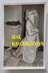 YEŞİLÇAM OYUNCUSU AYNUR AYDAN'IN ORİJİNAL 2'Lİ FOTOĞRAF SETİ - 18 x 12 cm EBADINDA - AYNUR AYDAN GÖĞÜS DEKOLTELİ GİYSİSİYLE POZ VERİRKEN ÇEKİLMİŞ 2 ÖZEL KARE