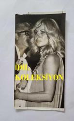 YEŞİLÇAM OYUNCUSU AYNUR AYDAN'IN ORİJİNAL FOTOĞRAFI - 18 x 9 cm EBADINDA - AYNUR AYDAN MERAKLI GÖZLERLE BAKARKEN ÇEKİLMİŞ BİR KARE. 1973