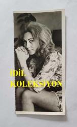 YEŞİLÇAM OYUNCUSU AYNUR AYDAN'IN ORİJİNAL FOTOĞRAFI - 18 x 9 cm EBADINDA - AYNUR AYDAN KADRAJA POZ VERİRKEN ÇEKİLMİŞ BİR KARE.