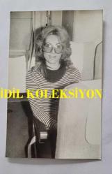 YEŞİLÇAM OYUNCUSU AYNUR AYDAN'IN ORİJİNAL FOTOĞRAFI - 18 x 12 cm EBADINDA - AYNUR AYDAN GÖZLÜKLERİYLE KADRAJA POZ VERİRKEN ÇEKİLMİŞ BİR KARE