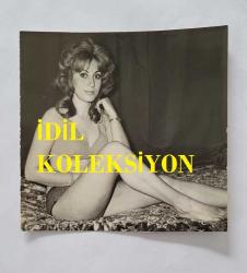 YEŞİLÇAM OYUNCUSU AYNUR AYDAN'IN ORİJİNAL FOTOĞRAFI - 11 x 11 cm EBADINDA - AYNUR AYDAN KADRAJA POZ VERİRKEN ÇEKİLMİŞ ÖZEL BİR KARE