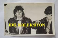 YEŞİLÇAM OYUNCUSU AYNUR AYDAN'IN ORİJİNAL FOTOĞRAFI - 18 x 12 cm EBADINDA - AYNUR AYDAN DERİ MONTUYLA OTURURKEN ÇEKİLMİŞ BİR KARE