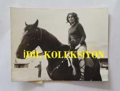 YEŞİLÇAM OYUNCUSU AYNUR AYDAN'IN ORİJİNAL FOTOĞRAFI - 12 x 9 cm EBADINDA - AYNUR AYDAN AT BİNERKEN ÇEKİLMİŞ BİR KARE