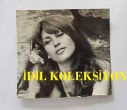 YEŞİLÇAM OYUNCUSU AYNUR AYDAN'IN ORİJİNAL FOTOĞRAFI - 9 x 9 cm EBADINDA - AYNUR AYDAN POZ VERİRKEN YAKINDAN ÇEKİLMİŞ BİR KARE