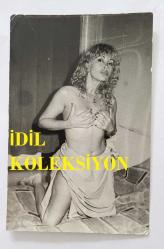 YEŞİLÇAM OYUNCUSU AYNUR AYDAN'IN ORİJİNAL FOTOĞRAFI - 14 x 9 cm EBADINDA - AYNUR AYDAN, GÖĞÜS DEKOLTELİ GİYSİSİYLE KADRAJA POZ VERİRKEN ÇEKİLMİŞ ÖZEL BİR KARE