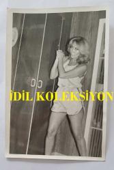 YEŞİLÇAM OYUNCUSU AYNUR AYDAN'IN ORİJİNAL FOTOĞRAFI - 18 x 12 cm EBADINDA - AYNUR AYDAN, GARDIROBUN ÖNÜNDE AYAKTA POZ VERİRKEN ÇEKİLMİŞ BİR KARE