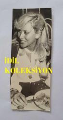 YEŞİLÇAM OYUNCUSU AYNUR AYDAN'IN ORİJİNAL FOTOĞRAFI - 15 x 6 cm EBADINDA - AYNUR AYDAN, YEMEK YEDİĞİ SIRADA GÜLÜMSERKEN ÇEKİLMİŞ BİR KARE