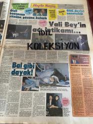 HAFTA SONU DERGİ - GAZETESİ DOĞUM GÜNÜ HEDİYESİ (TURKİSH MAGAZINE - NEWSPAPER) - TAM TAKIM 14 SAYFADIR - 8 KASIM 1985 - Sayı:45 -Hüseyin siphaioğlu-Vahdet Vural-Hasan Bora-Hasan Fehmi Güneş-Aynur Aydan-Alev Sayın evli İlyas Salmanla öpüşüyor-Gülşen Bubikoğlu-Tarık Akan-Cüneyt Arkın-Nihal Arda-Keriman Halis-Banker Bako-İpek Pınar-Nihat Akpak-Osman Hattat-Hülya Avşar-Birol Soyurgal-İbrahim Tatlıses-Sezen Aksu-Muazzez Abacı-Ferdi Tayfur-Ajda Pekkan-Ali Bars-Ahu Tuğba-Kemal Sunal-Belkıs Akkale-Nazan Şoray-Oya Aydoğan-Adnan Şenses-Zerrin Özer-Aynur Aydan-Hülya Yiğitalp-Burhan Bayar-Aydemir Akbaş-Nami Dilbaz-Serpil Benay-Şakir Şener-Aldo-Derya Tuna-Hülya Işıl-Vahdet Vural-Barış Manço-Nesrin Topkapı-Atilla Kaya-Seracettin Erman-Gülden Karaböcek-Zümrüt Cansel-Müjdat Gezen-Atilla Arcan-Bedia Akartürk-Gönül Öner-Küçük Emrah-Kâmuran Akkor-Mine Koşan-Hasan Bora-Nigar Uluerer-Nihal Arda-Neriman Bayındır-Sibel Egemen-Selahattin Alpay-Ümit Besen-Tanju Korel-Alev Sayın-İlyas Salman-Zeki Müren-Bülent E