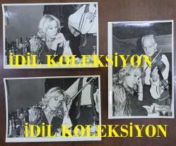 YEŞİLÇAM OYUNCUSU AYNUR AYDAN'IN ORİJİNAL 3'LÜ FOTOĞRAF SETİ - 18 x 12 cm EBADINDA - AYNUR AYDAN, BİR MEKANDA KEMANCI EŞLİĞİNDE İÇKİ İÇİP DÜŞÜNÜRKEN ÇEKİLMİŞ 3 FARKLI KARE. KASIM 1979