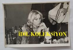 YEŞİLÇAM OYUNCUSU AYNUR AYDAN'IN ORİJİNAL 3'LÜ FOTOĞRAF SETİ - 18 x 12 cm EBADINDA - AYNUR AYDAN, BİR MEKANDA KEMANCI EŞLİĞİNDE İÇKİ İÇİP DÜŞÜNÜRKEN ÇEKİLMİŞ 3 FARKLI KARE. KASIM 1979