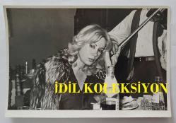 YEŞİLÇAM OYUNCUSU AYNUR AYDAN'IN ORİJİNAL 3'LÜ FOTOĞRAF SETİ - 18 x 12 cm EBADINDA - AYNUR AYDAN, BİR MEKANDA KEMANCI EŞLİĞİNDE İÇKİ İÇİP DÜŞÜNÜRKEN ÇEKİLMİŞ 3 FARKLI KARE. KASIM 1979