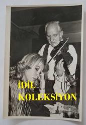 YEŞİLÇAM OYUNCUSU AYNUR AYDAN'IN ORİJİNAL 3'LÜ FOTOĞRAF SETİ - 18 x 12 cm EBADINDA - AYNUR AYDAN, BİR MEKANDA KEMANCI EŞLİĞİNDE İÇKİ İÇİP DÜŞÜNÜRKEN ÇEKİLMİŞ 3 FARKLI KARE. KASIM 1979