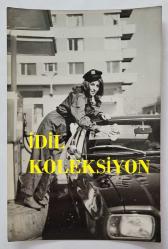 YEŞİLÇAM OYUNCUSU AYNUR AYDAN'IN ORİJİNAL 3'LÜ FOTOĞRAF SETİ - 18 x 12 cm EBADINDA - AYNUR AYDAN, BİR İSTASYONDA OTOMOBİLLERİN PENCERESİNİ SİLİP BENZİN DOLDURURKEN ÇEKİLMİŞ 3 FARKLI KARE (TURAN AKSOY)