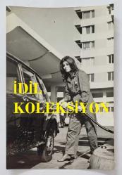 YEŞİLÇAM OYUNCUSU AYNUR AYDAN'IN ORİJİNAL 3'LÜ FOTOĞRAF SETİ - 18 x 12 cm EBADINDA - AYNUR AYDAN, BİR İSTASYONDA OTOMOBİLLERİN PENCERESİNİ SİLİP BENZİN DOLDURURKEN ÇEKİLMİŞ 3 FARKLI KARE (TURAN AKSOY)