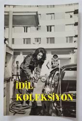 YEŞİLÇAM OYUNCUSU AYNUR AYDAN'IN ORİJİNAL 3'LÜ FOTOĞRAF SETİ - 18 x 12 cm EBADINDA - AYNUR AYDAN, BİR İSTASYONDA OTOMOBİLLERİN PENCERESİNİ SİLİP BENZİN DOLDURURKEN ÇEKİLMİŞ 3 FARKLI KARE (TURAN AKSOY)