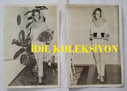 YEŞİLÇAM OYUNCUSU AYNUR AYDAN'IN ORİJİNAL 2'Lİ FOTOĞRAF SETİ - 18 x 12 cm EBADINDA - AYNUR AYDAN, ELİNDE ÇİÇEKLER ve İÇECEKLERLE AYAKTA POZ VERİRKEN ÇEKİLMİŞ 2 FARKLI KARE